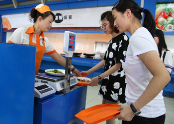 量販式自助餐