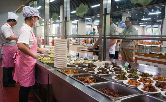 私人承包食堂將逐漸退出團餐市場，企業飯堂承包成新主流