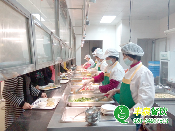 一高校食堂9年沒漲價(jià)一頓飯只需三塊錢 贊為“中國好食堂”